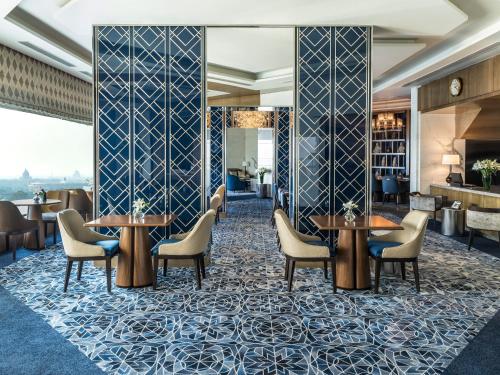 Shared lounge/TV area, Shangri-La Eros, New Delhi in Central Delhi