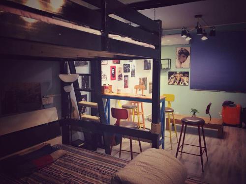 Waiting For You In Guilin Youth Hostel Hotel In China - 