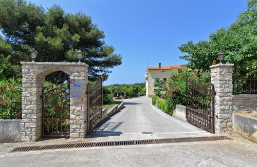  Apartments and rooms Zorka 1675 in Banjole