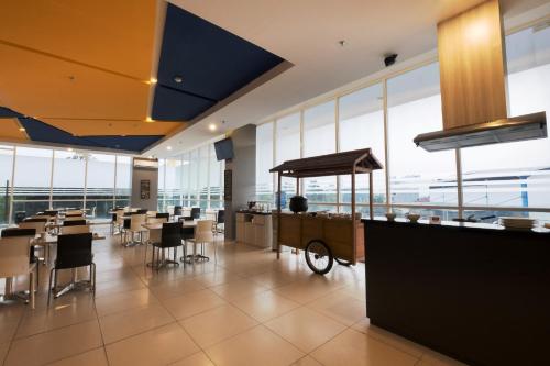 Restauracja, Hotel 88 Bekasi by WH near Centrum handlowe Blu Plaza