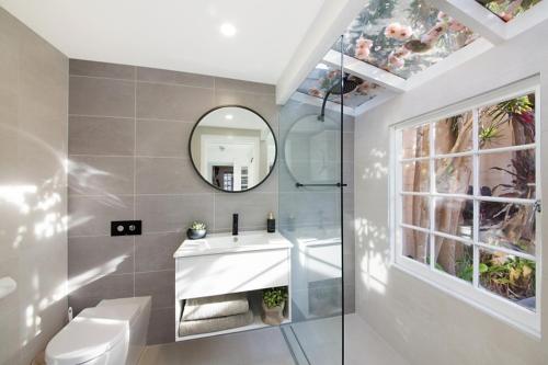 Bathroom, Luxury Designer Paddington Cottage + FREE WIFI in Paddington