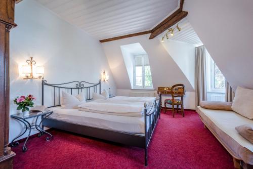 1 queen bed, 1 twin bed