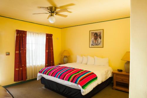 El Pueblo Lodge - image 3