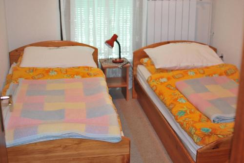 2 twin beds