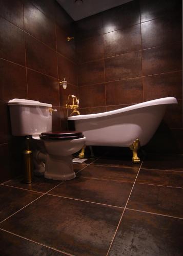 Bathroom, St. Barbara Hotel in Tonismagi