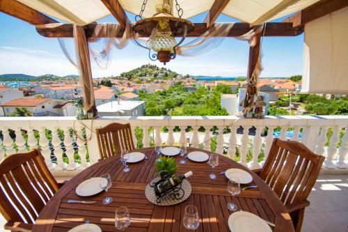 Lola's Apartments - image 5