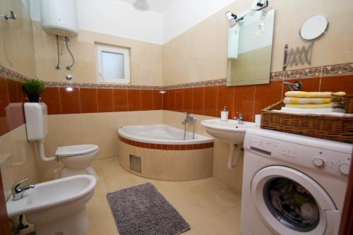 Lola's Apartments - image 3