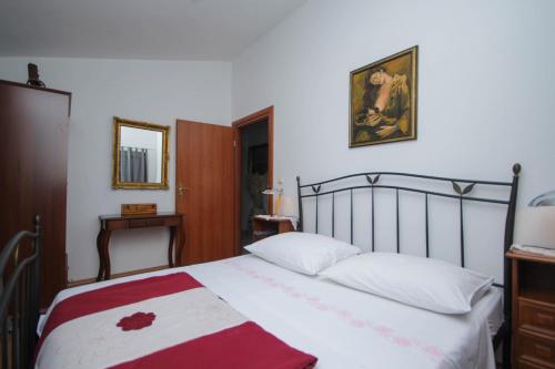 Lola's Apartments - image 6