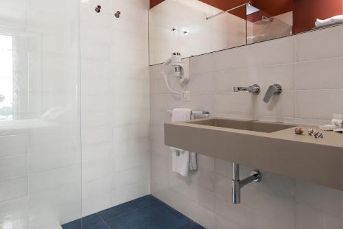 Deluxe Double Room image 9