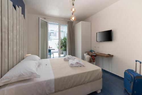 Deluxe Double Room image 8