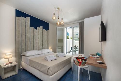 Deluxe Double Room image 7