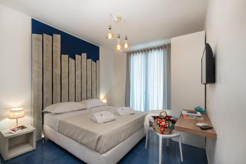 Deluxe Double Room image 6