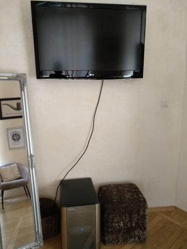 Apartament na Starówce Skarbiec Wina - image 6