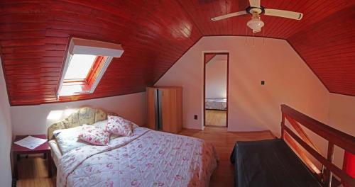 2 bedrooms, 7 beds