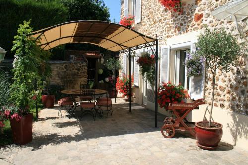 Сад, Chambres d'Hotes Le Petit Nailly in Шеврез