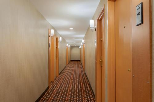 Days Inn by Wyndham Edmonton Downtown - image 2
