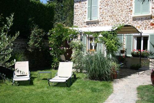 Сад, Chambres d'Hotes Le Petit Nailly in Шеврез