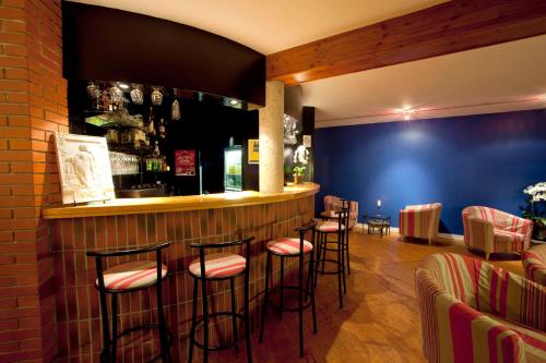 Pub/Lounge, Logis Hotel Restaurant La Tour in Chasse-sur-Rhone