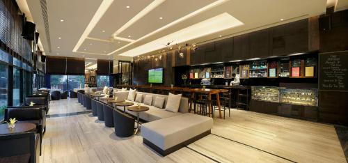 Restaurace, Novotel Chennai Chamiers Road-An Accor Brand in Čennaí