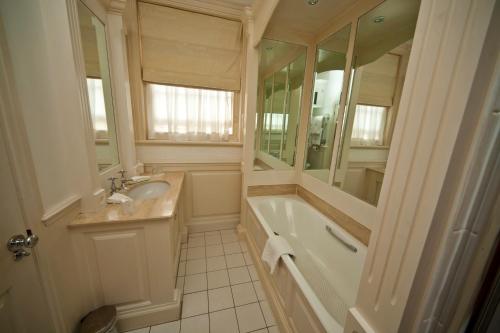 Rowton Hall Hotel and Spa - image 7