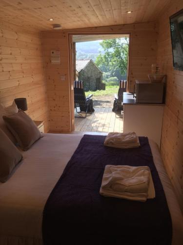 Romantic Getaway Luxury Wooden Cabin With Private Hot Tub and BBQ - Llanilar