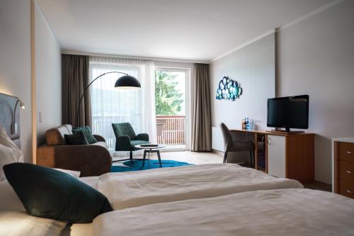 1 queen bed, 1 sofa bed