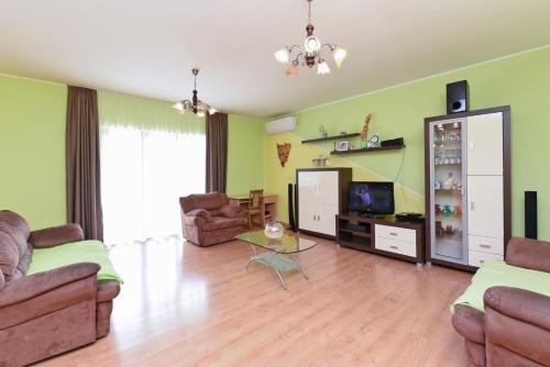 Apartment Dvori with pool - image 4