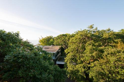 Oak Bay Beach Hotel