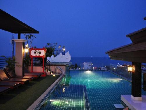 Swimming pool, Chalelarn Hotel in Hua Hin City Center