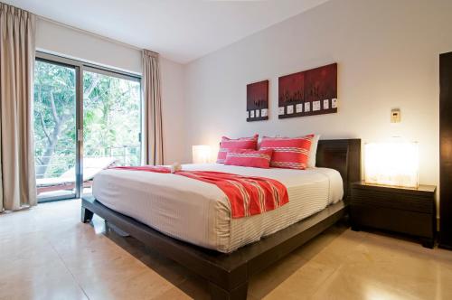 Luxurious & Central Condo In Playa Steps From The Beach in Playa del Carmen, Mexico