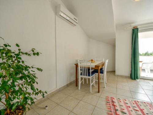  Apartment Dragica in Pridraga