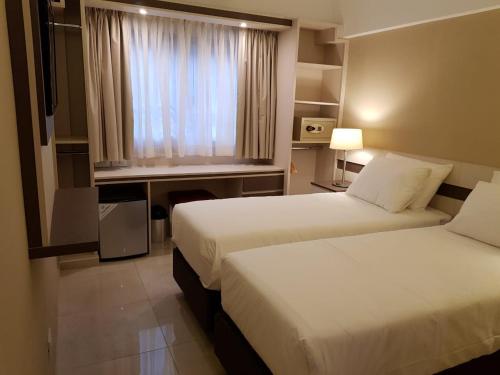 Up Recoleta Hotel Stop at Hotel Recoleta to discover the wonders of Buenos Aires. Offering a variety of facilities and services, the hotel provides all you need for a good nights sleep. To be found at the hotel are 24