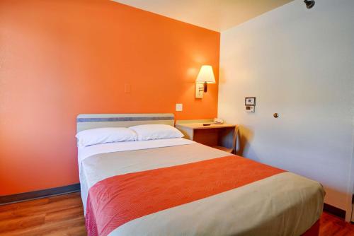 Motel 6-Windsor Locks, CT - Hartford Motel 6 Hartford - Windsor Locks is perfectly located for both business and leisure guests in Windsor Locks (CT). The hotel offers a wide range of amenities and perks to ensure you have a great time. 