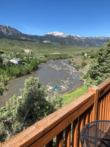 Yellowstone Riverside Cottages