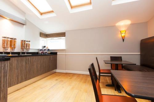 Ресторан, The Abbey Lodge Hotel in Бредфорд