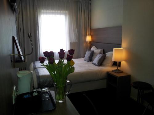 Double or Twin Room image 5