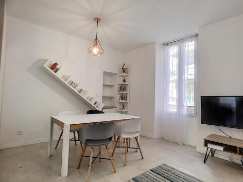 Nestor&Jeeves - HOUSE OF CARDS - Central - Very close sea, Nice (fotografie 6)