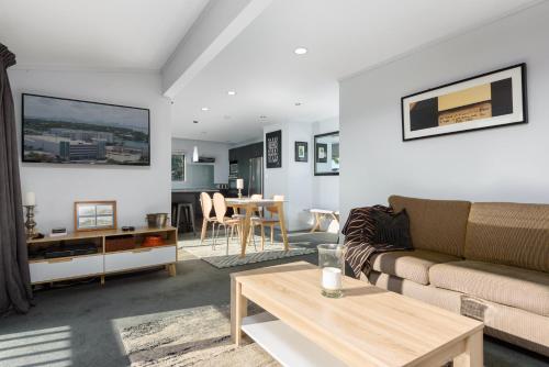 Convenient Family Bach with easy access to Blake Park the beach and downtown
