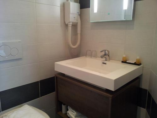 Double or Twin Room image 8