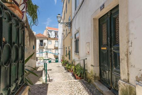 Alfama Vintage Studio Apartment w/ RiverView - by LU Holidays - Tap to explore photos