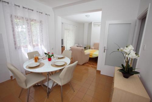  Apartment Oliva, Ferienwohnung in Solin