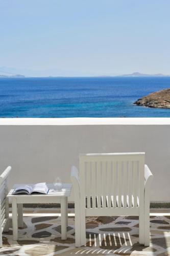Mr. and Mrs. White Tinos The 4-star Mr. and Mrs. White Tinos offers comfort and convenience whether youre on business or holiday in Tinos. The property features a wide range of facilities to make your stay a pleasant experie