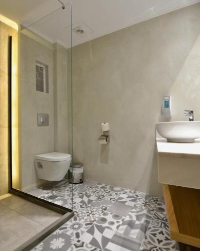 Chambre double avec 1 ou 2 lits, vue sur la piscine