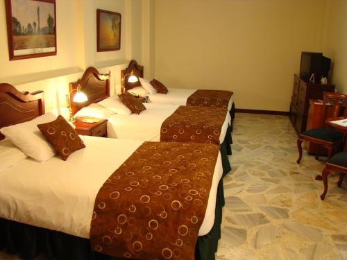 4 twin beds
