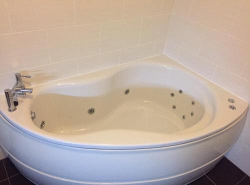 Bilik Mandi, Leghowney House in Dunglow