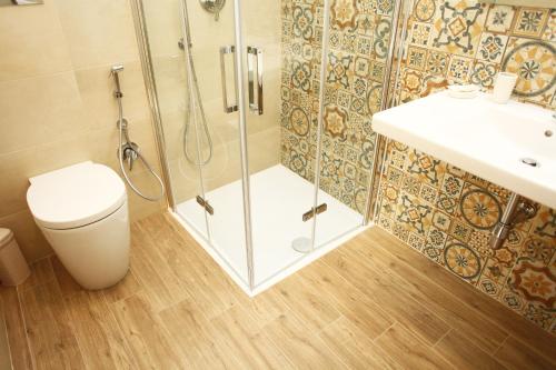 Standard Double Room image 6