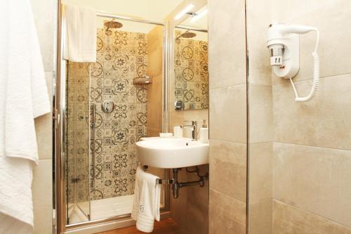 Superior Double Room image 8