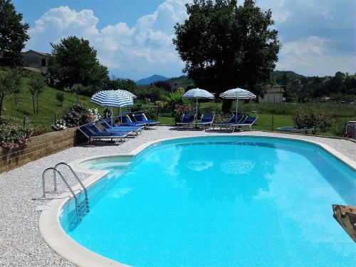 Peldbaseins, I Magnoni in Pergola (Urbino)