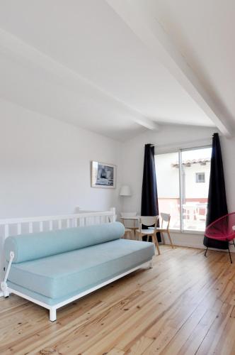 2 twin beds, 1 sofa bed