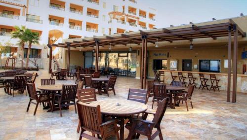 레스토랑, Apartment Samarah Resort D44 at DeadSea, Sea & Pool view in 소야이마